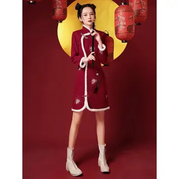 Raudona Naujųjų metų cheongsam žiemos stiliaus sustorėjusi jauna mergina patobulino mažo žmogaus pliušinius drabužius rudens ir žiemos ilgomis rankovėmis
